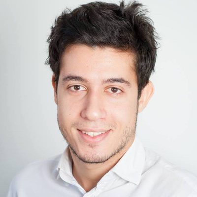 Portrait d’Alain Abulafya, fondateur de PPCleaner, en chemise blanche sur fond clair